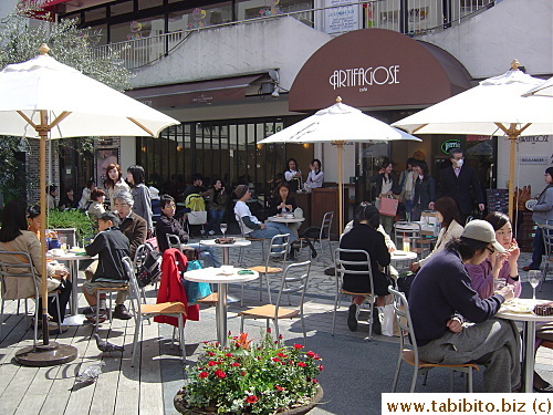 Diners enjoying their lunch outdoors at Artifagose