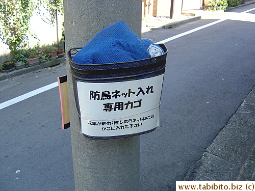 Net for covering trash stored on a lamp post