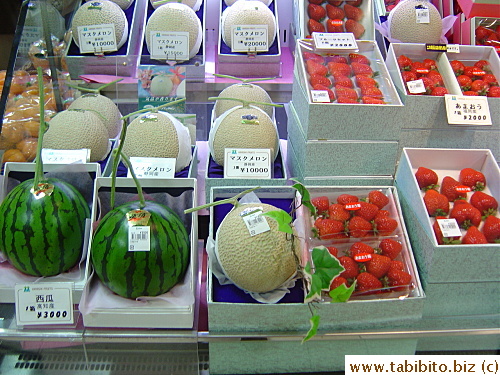 US$185 for ONE melon, not a pair as seen in the box. For US$30, you can have a small watermelon or 15 large strawberries