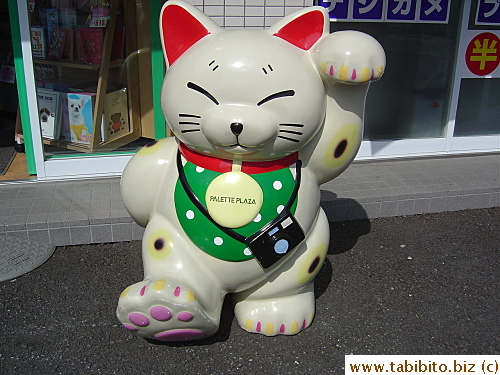 Manekineko (Legend has it that this cat draws in customers and brings wealth) adorns the outside of this film developing shop