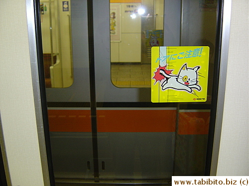 This sign on a train warns people of closing doors, but instead of just words, a cat is used to make it all cute and interesting