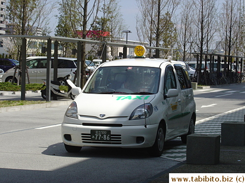 If you are looking for a taxi in Tokyo and spot one like this, grab it.  You can tell this is a one-coin taxi by the yellow 500-yen thingie on top of the taxi