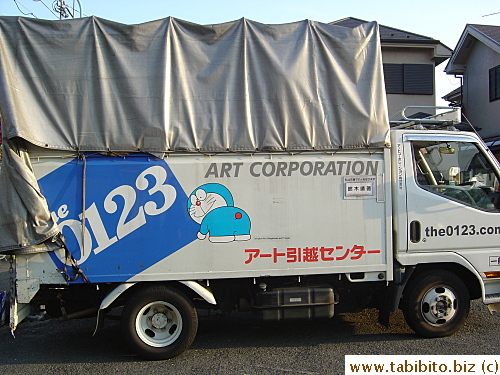 This moving company uses a very popular cartoon character,Doraemon, as its icon. I've been watching Doraemon since I was a kid in Hong Kong