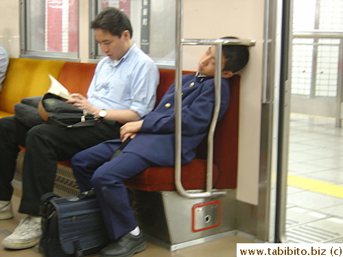 Typical school uniform for highschool boys, though black is a more predominant color. Looks like he's barely out of primary school