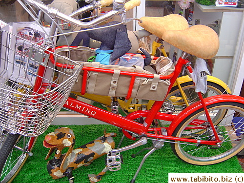 Attention to all dachshund owners: Your dream bike has finally arrived! Now your beloved pet can ride comfortably with you in its own slender pouch. Isn't it neat?