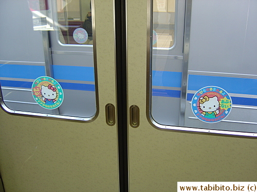Hello Kitty tells passengers to be careful of the doors on the Inokashira Line trains