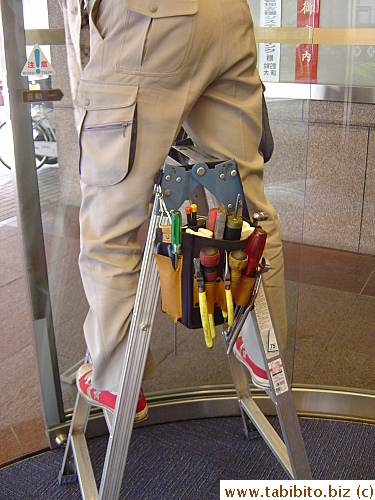 The work pouch of a Japanese handyman, he forgot to put his kitchen sink in it