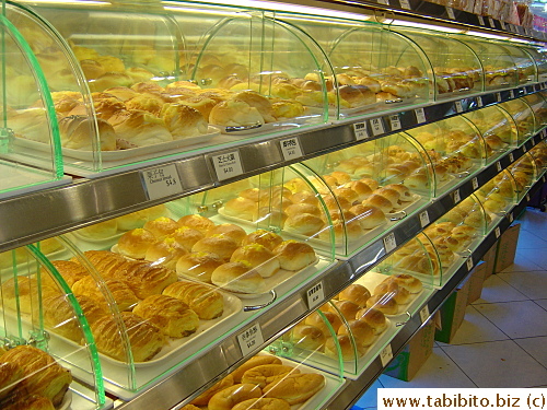 Bread in bakery is all covered up, a better system than Japan's