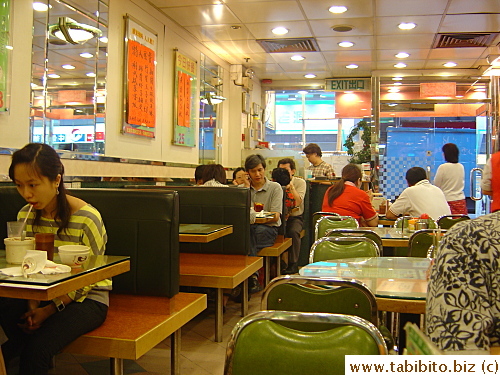 HK people just love talking on their cell phones, even when they're eating