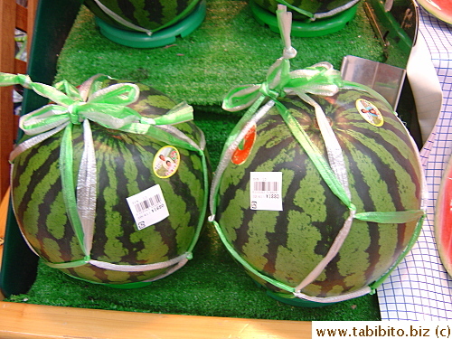 It only takes two pieces of strings to make a case with handle strong enough to carry the watermelons around. So clever!