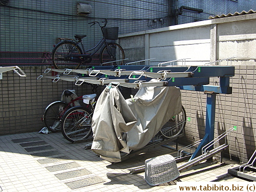 Two-story stationary locks for bicycles