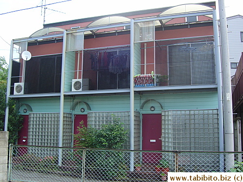 Three apartments out of five in the complex front the street