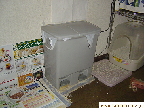 Daifoo's dining area and toilet. I read that you shouldn't set the two areas too closely because cats don't like it. But what can you do in a small apartment? Even cats have to learn to adapt