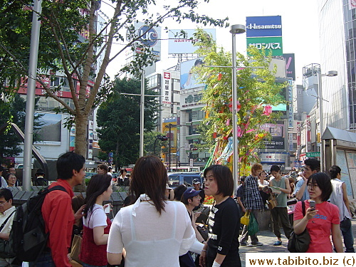 Lots of people wait for their friends by the Hachiko statue
