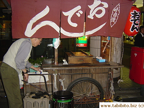 An Oden hawker setting up shop