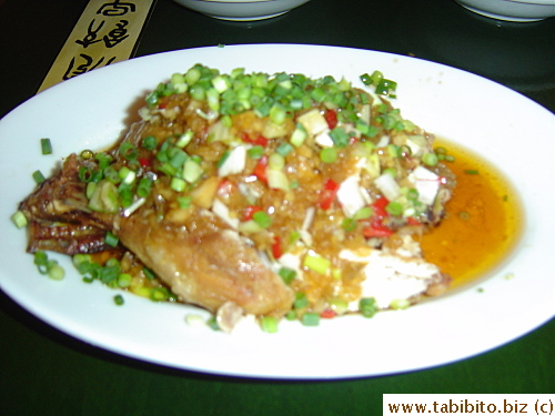 Fried chicken with spicy toppings and sauce