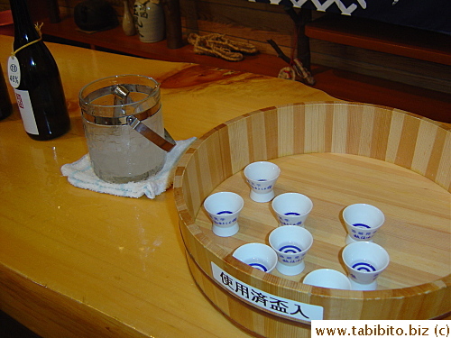There's sake sampling in the store next to the sake brewery. When I took this picture, eight people have taken a sip