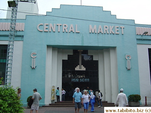 We went to Central Market by train.  There are many stalls selling typical souvenirs for tourists