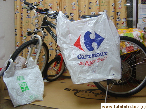 You think Carrefour hypermarket in Kuala Lumpur's Mega Mall can make their grocery bags any bigger?  They use huge bags even for small items.  The normal-sized bag on the left is for comparison purpose