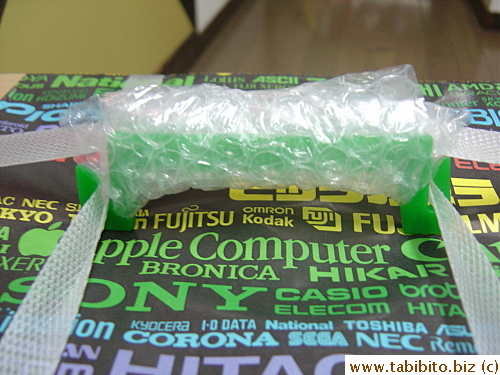 The handle is covered with several layers of bubble wrap to make holding it more comfortable, seemingly minor detail that impresses me a lot