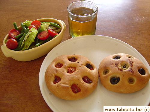 KL's lunch: salad with balsamic vinegrette, iced grape tea and YUMMY sun-dried tomatoes and olives foccacia from L' Atelier de Joel Robuchon