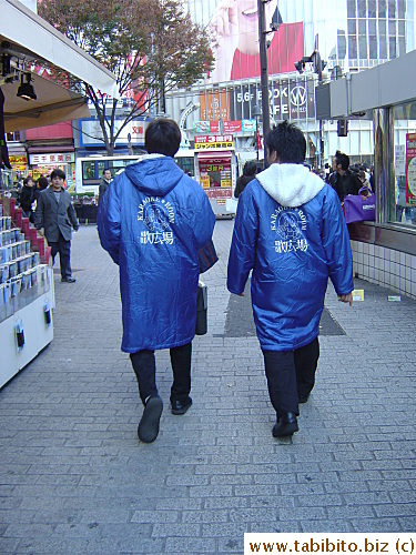 Karaoke staff are typically dressed like them in winter: Long blue hooded coats and black pants