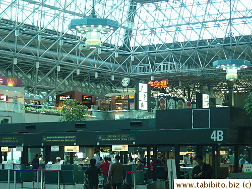 The food court above the check-in counters have some delicious-looking food such as Hong Kong food, Taiwan local dishes and the all-too-familiar and attractive beef noodles. Too bad we didn't have time to try any
