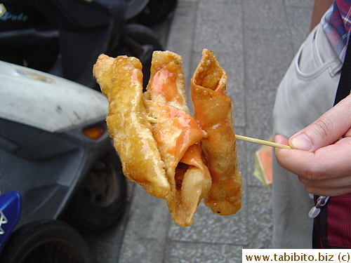 We waited 15 minutes for this stick of shrimp rolls.  The deep-fried rolls had a crispy outside and savory filling, they were good, but not great.  I don't understand what the fuss is all about