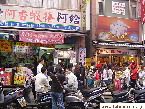 The shop that sells its very famous shrimp rolls (just down a few shops from the fish ball shop), notice the long line of customers