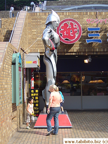 I took this picture to show you the size of that Ultraman figure