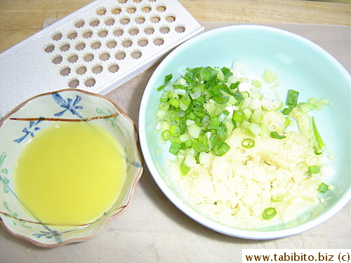 Meanwhile I grated ginger and finely chopped some green onions. Excess juice was squeezed out from the grated ginger. The younger the ginger root, the more juice you'll get. Use it for some other dishes