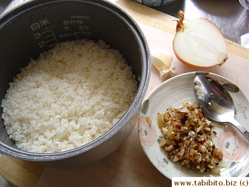 Stir-fried garlic and onions (should use shallots whenever possible, but I didn't have any that day) are ready to go into the washed rice
