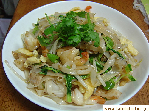 I made stir-fried rice noodles for dinner last week. It's very good. We just love flat rice noodles, whether it is in soup or stir-fried