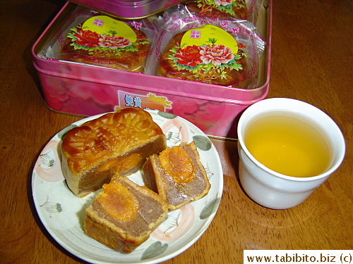 Ahhhhh...the delicious double-yolk lotus paste mooncake, best eaten with a cup of hot oolong or jasmine tea 