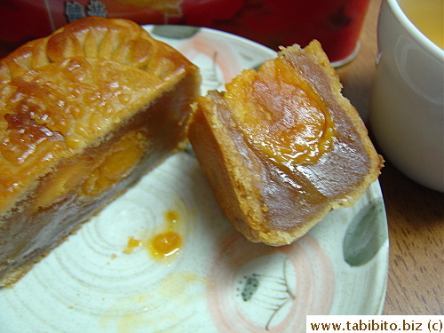 The mooncake is so fresh that it leaves a bit of juice from the yolk on the plate when cut