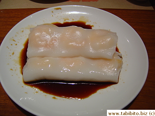 Steamed rice rolls stuffed with large crunchy prawns, not quite as good as the real thing but certainly passable here. But the chef seemed to have forgotten to add salt in these rice rolls, even the sweetened soy sauce wasn't enough to season them