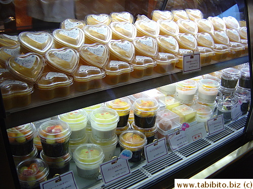 The restaurant sells dimsum and dessert to go. The heart-shaped mango pudding is a big hit with the Japanese