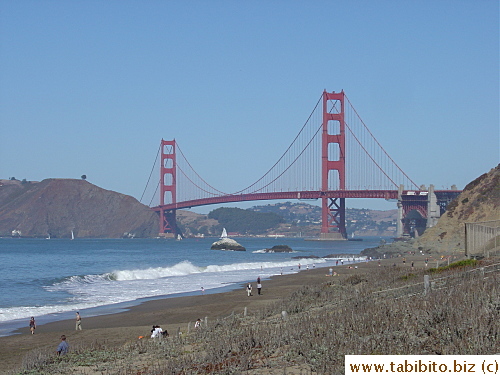 Golden Gate Bridge looks so close to the beach in this picture