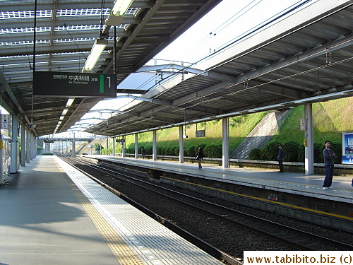 The clean and spacious platform in Minami Machida station