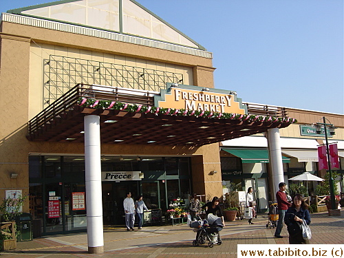 Freshberry Market that houses a supermarket connects the walkway that leads to the mall