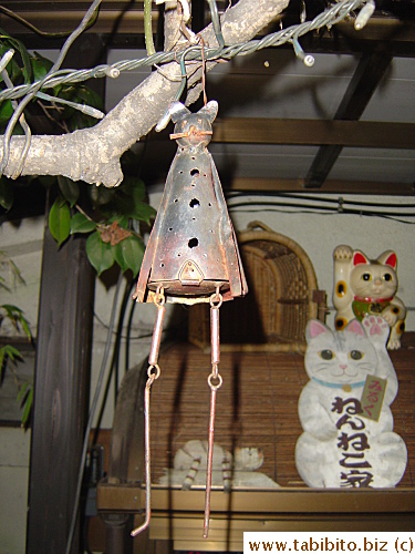 A metal mouse thing on the tree