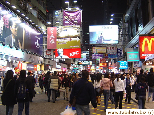 Another street in Mongkok around 9:30 pm. Don't be fooled into thinking HK is cold by looking at what people wear. It was 21C when the picture was taken, KL and I were sweating just having a shirt on, I don't know why all those people had to wear so many layers