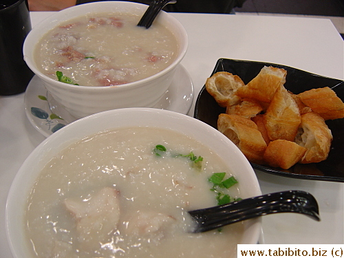 The congee is very filling and delicious, and the fried dough is so fresh and crispy yet slightly chewy in the center. KL had beef while I had fish congee. The flavorful raw meat slices are cooked in the scorching hot congee in the bowl. They tasted divine, and only US$2.3 per bowl. You'll have to pay 4-5 times as much in Tokyo and they will be no way near as good