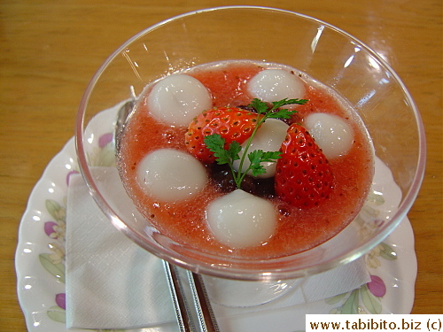 I loved my dessert: plain chewey rice balls swimming in fresh strawberry puree accompanied with a scoop of sweetened red bean paste, just yummy!
