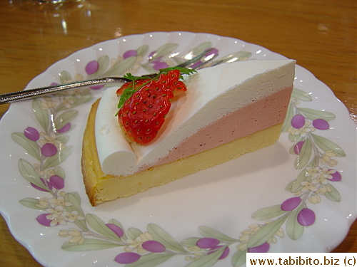 KL also enjoyed his dessert a lot: Layered cheesecakes (strawberry and plain) garnished with fresh strawberry halves