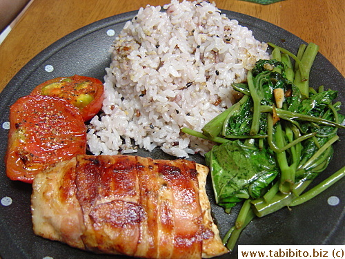 I tried to cook healthy one night: White rice with mixed grains, veggies, skinless chicken breast wrapped in bacon and roasted tomato.  Everything was yummy