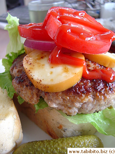 The hamburger I make at home varies in appearance. The look differs depending on the kind of cheese and bread I've got. This time, I used an onion bread and smoked cheese.
