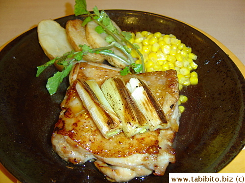 Panfried chicken thigh lunch 924 Yen/US$8.5