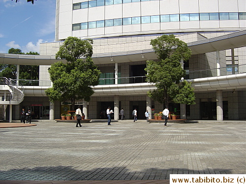 The building where KL works in Toyosu has a spacious square in front of it