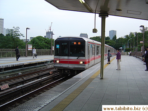 Marunouchi Line subway train has one station that it goes aboveground